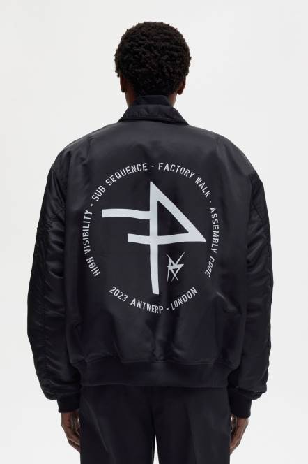 Fred Perry muškarci letačka jakna s printom N42N247 odjeća crno