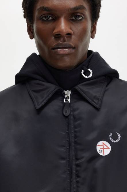 Fred Perry muškarci letačka jakna s printom N42N247 odjeća crno