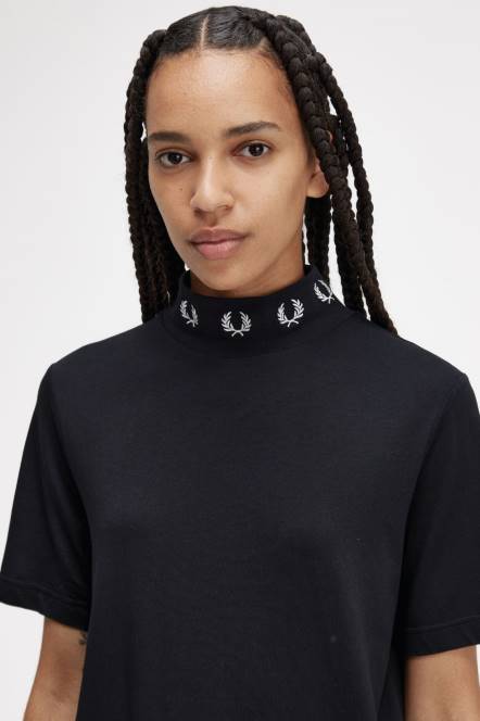 Fred Perry žene majica s lovorovim vijencem s visokim ovratnikom N42N653 odjeća crno